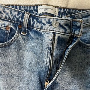 curve love "mom fit" Abercrombie jeans. Never worn, brand new with tags off.